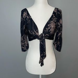 ETIQUETTE Front Tie Crop Top Sz S